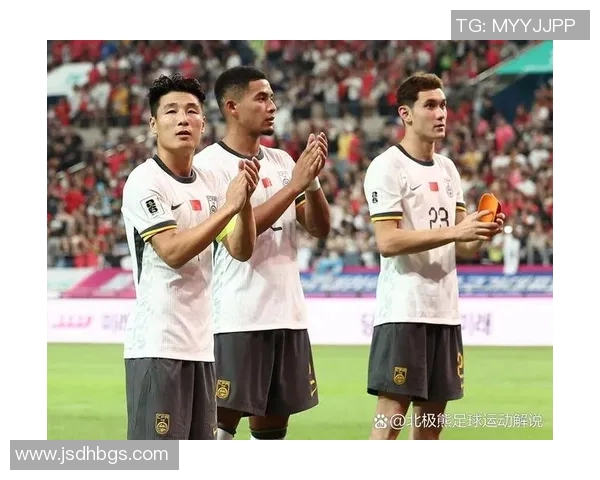 特别强壮的足球明星如何在赛场上展现力量与技巧的完美结合