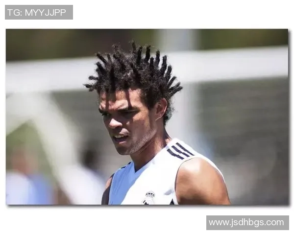 男士足球明星独特发型展示与风格解析让你领略球场魅力与时尚气息 男士足球明星独特发型展示与风格解析让你领略球场魅力与时尚气息